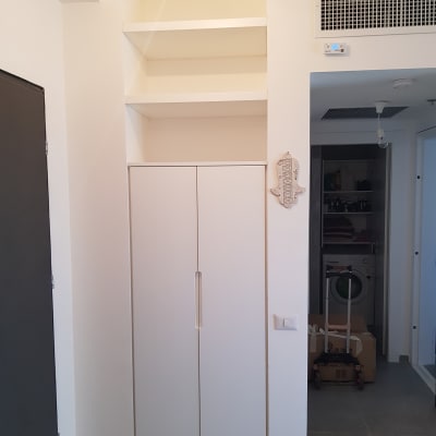 ארון לבן עם מדפים עליונים