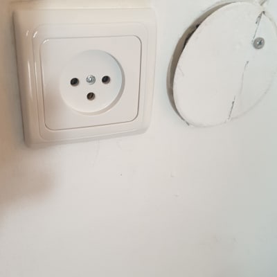 שקע חשמל תלת פאזי על קיר לבן