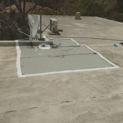 אזור אטום בגג עם חומר איטום לבן