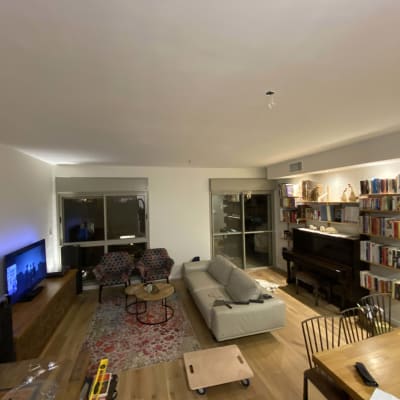 סולם ומסור על שולחן בחדר משופץ