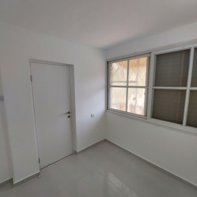 חדר ריק עם קירות צבועים ולבנים חדשים