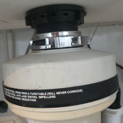 מכשיר טוחן אשפה מתחת לכיור עם טבעת פלדה