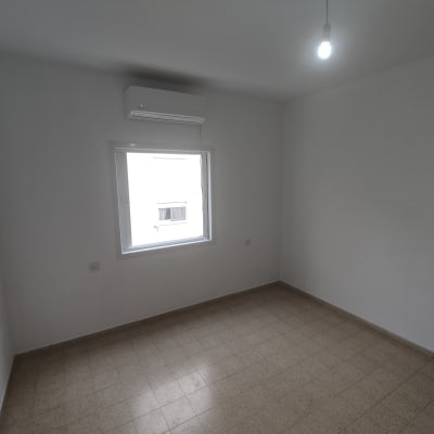 חדר ריק עם קירות צבועים בלבן ותאורה פשוטה