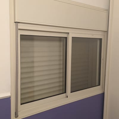 חלון אלומיניום עם תריסים סגורים