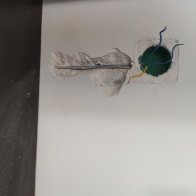 חוטי חשמל גלויים בתוך הקיר לאורך כל המטבח...