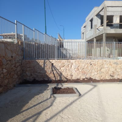 אדמה בתוך מסגרת בטון בגינה