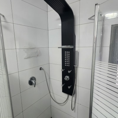 פאנל מקלחת עם ראש גשם וברזים