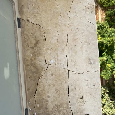 סדקים במשטח אבן זקוקים לשיפוץ