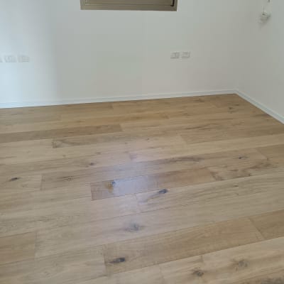 רצפת פרקט עץ בהירה בחדר ריק