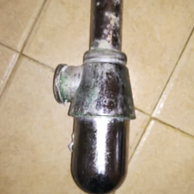 צינור מתכת חלוד על רצפת קרמיקה