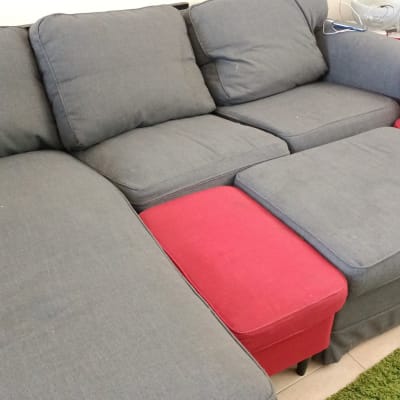 ספות אפורות ואדומות עם כריות ישיבה