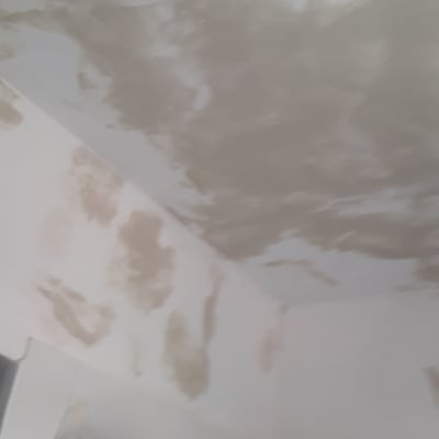 תקרה עם כתמי צבע חומים בתהליך צביעה