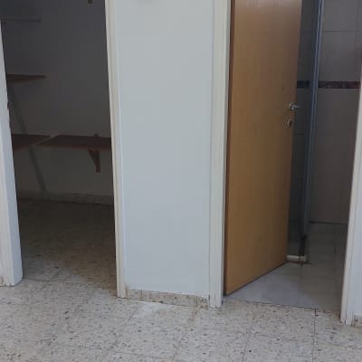 דלי צבע לבן על רצפה עם מכסה אדום