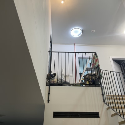 נורה דולקת בתקרה מעל גרם מדרגות