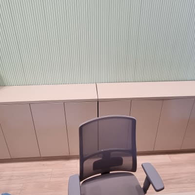 ארון עץ עם דלתות סגורות במשרד