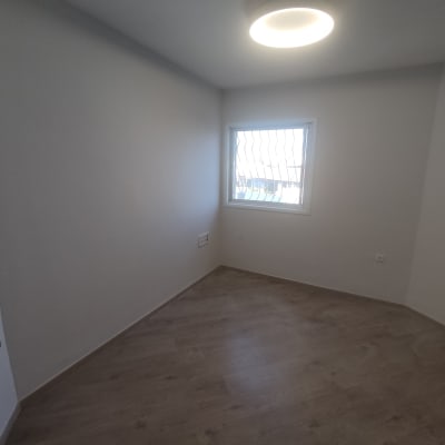 חדר עם קירות צבועים בלבן ותאורה עגולה