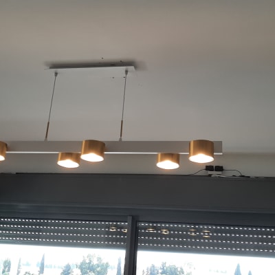 תאורה תלויה עם חמישה גופי תאורה עגולים