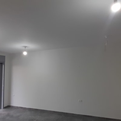 חדר עם קירות לבנים ותאורה עליונה