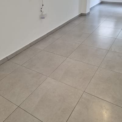 רצפה נקייה עם אריחים אפורים ללא לכלוך נראה