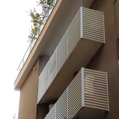 רשתות נגד יונים מותקנות על מרפסות בניין