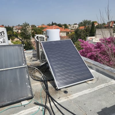 דוד שמש עם קולטים על גג שטוח