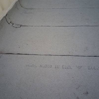 גג אטום עם יריעות ביטומניות וכלי עבודה