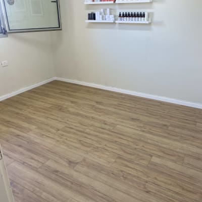 רצפת פרקט עץ בהירה בחדר ריק עם מדפים