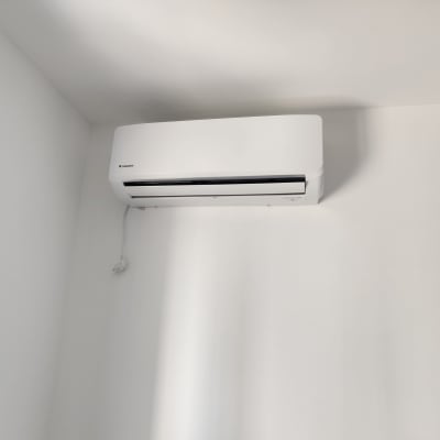 מזגן לבן מותקן על קיר לבן