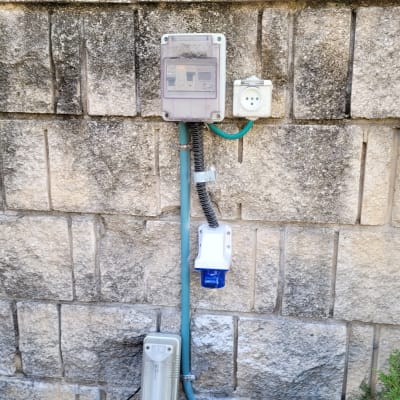 לוח חשמל, שקע חשמלי, צינור כבלים, תאורה חיצונית