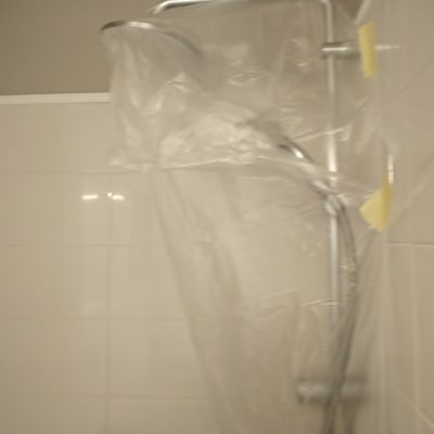 סולם ויריעת פלסטיק לכיסוי בזמן צביעה