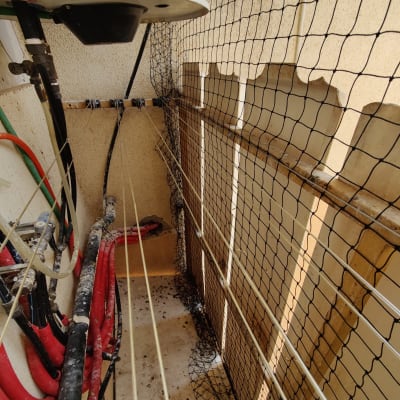 רשת למניעת כניסת יונים מותקנת על קיר