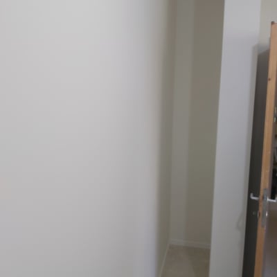 קיר גבס לבן עם דלת פתוחה בצד