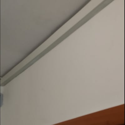 תקרה וקיר צבועים בגוון אפור בהיר