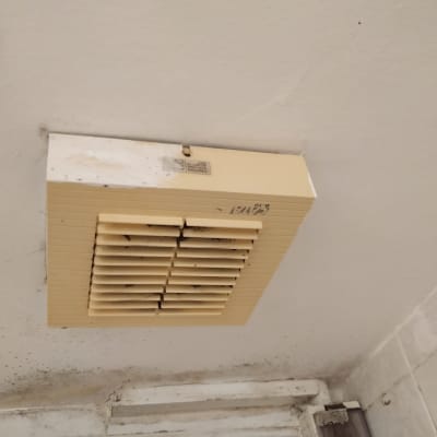 מאוורר תקרה עם תריסים מלוכלכים