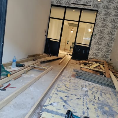 עבודות עץ וכלים באתר בנייה פנימי