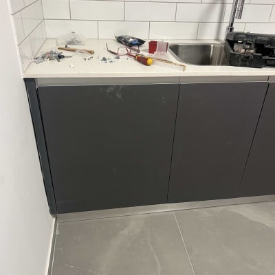 כלים וחלקים על משטח עבודה במטבח