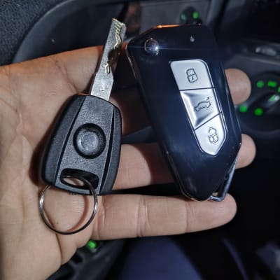 מפתח רכב ושלט עם כפתורי נעילה