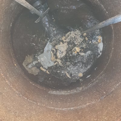 תא ביוב עם צינורות ושאריות פסולת