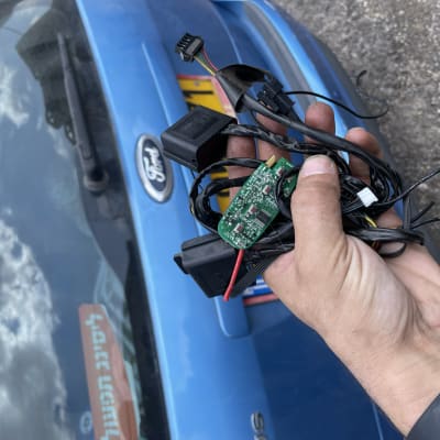 יד מחזיקה חוטים ומעגלים אלקטרוניים לרכב