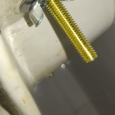 בורג כנף מתכת מחובר לאסלה