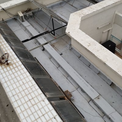 גג עם יריעות איטום, כבלים ומתקנים