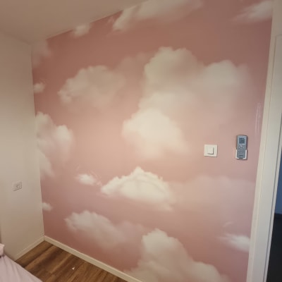 טפט ורוד עם עננים לבנים על קיר