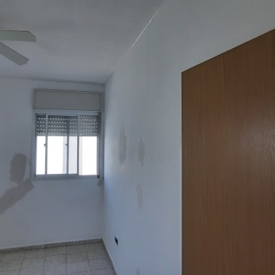 קירות עם תיקוני טיח בחדר ריק