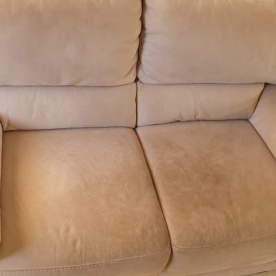 ספה בהירה עם כתמים קלים לניקוי