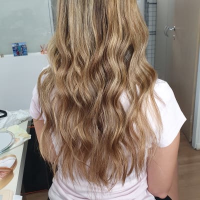 שיער גלי בלונדיני ארוך עם גוונים כהים