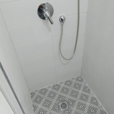 ברז מקלחת עם צינור ומרצפות מעוצבות