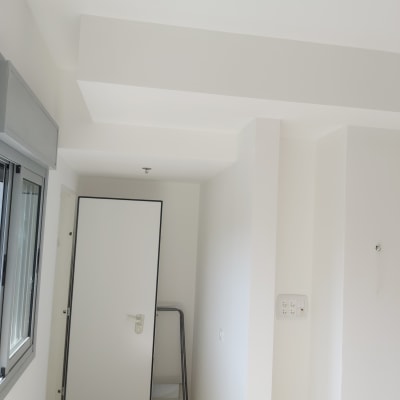 חדר עם קירות גבס ודלת לבנה