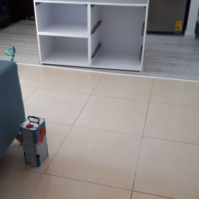 ארון מטבח פתוח ללא דלתות בתהליך שיפוץ