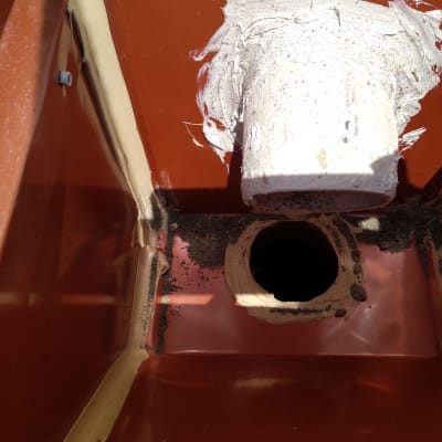 צינור לבן עם חומר איטום על גג אדום