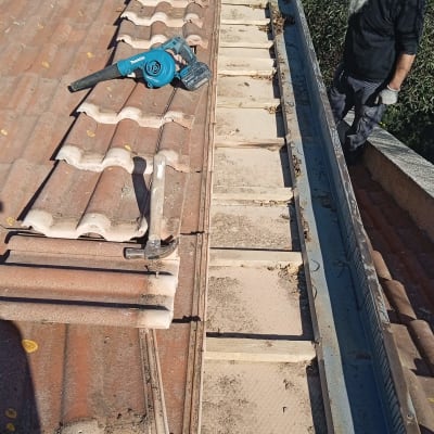 גג רעפים עם כלי עבודה ומסור חשמלי